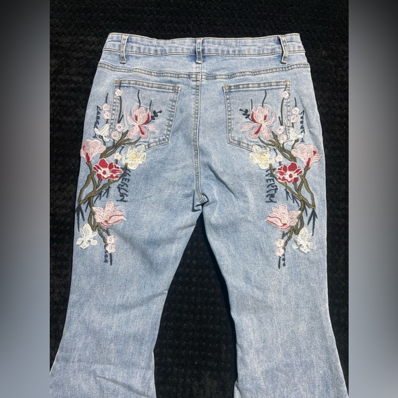 Shein Floral Embroidered Flared light blue Jeans size L 80%Cotton 15% polyester - Picture 4 of 10